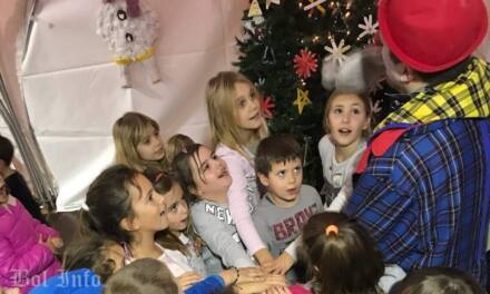 Klaun razveselio mališane u Božićnom gradu
