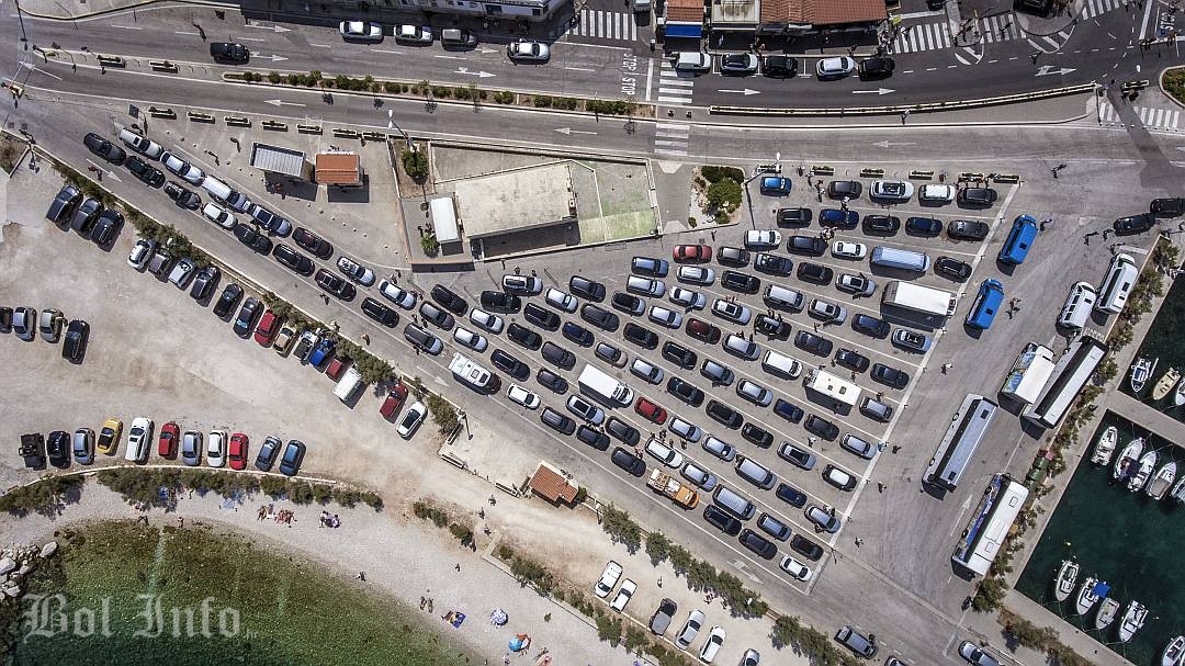 Neviđeni prometni kolaps u Supetru: U potpunosti paraliziran promet na ulazu i izlazu iz grada