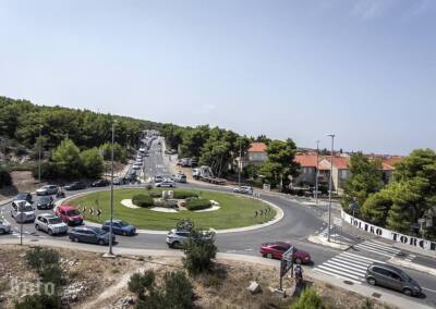 Neviđeni prometni kolaps u Supetru: U potpunosti paraliziran promet na ulazu i izlazu iz grada