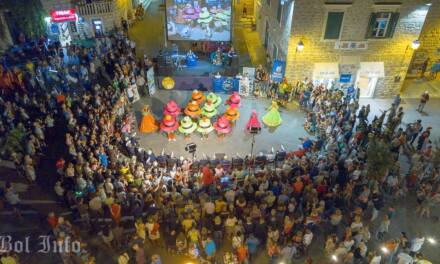 Bolski vrhunac 11. Međunarodnog bračkog ljetnog KARNEVALfesta – parada i program na rivi uz predivne maske i brojnu publiku