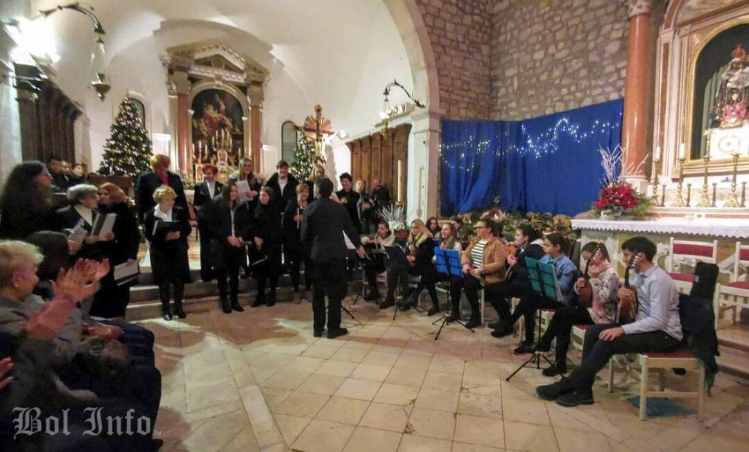 Božićni koncert bolskih glazbenih snaga u Župnoj crkvi