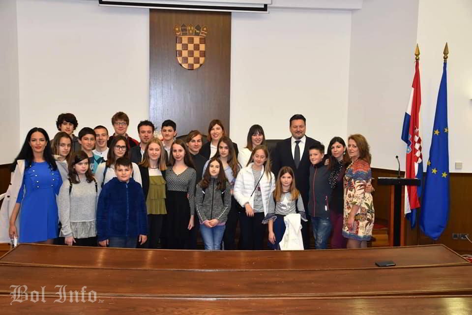 Najuspješniji učenici i mentori Osnovne škole Bol na zagrebačkom izletu posjetili ministre i Hrvatski sabor