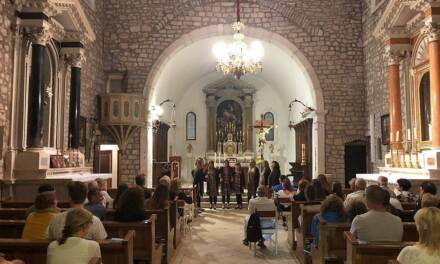 Klapa Valovi iz Argentine i bolska klapa Veras na koncertu u crkvi