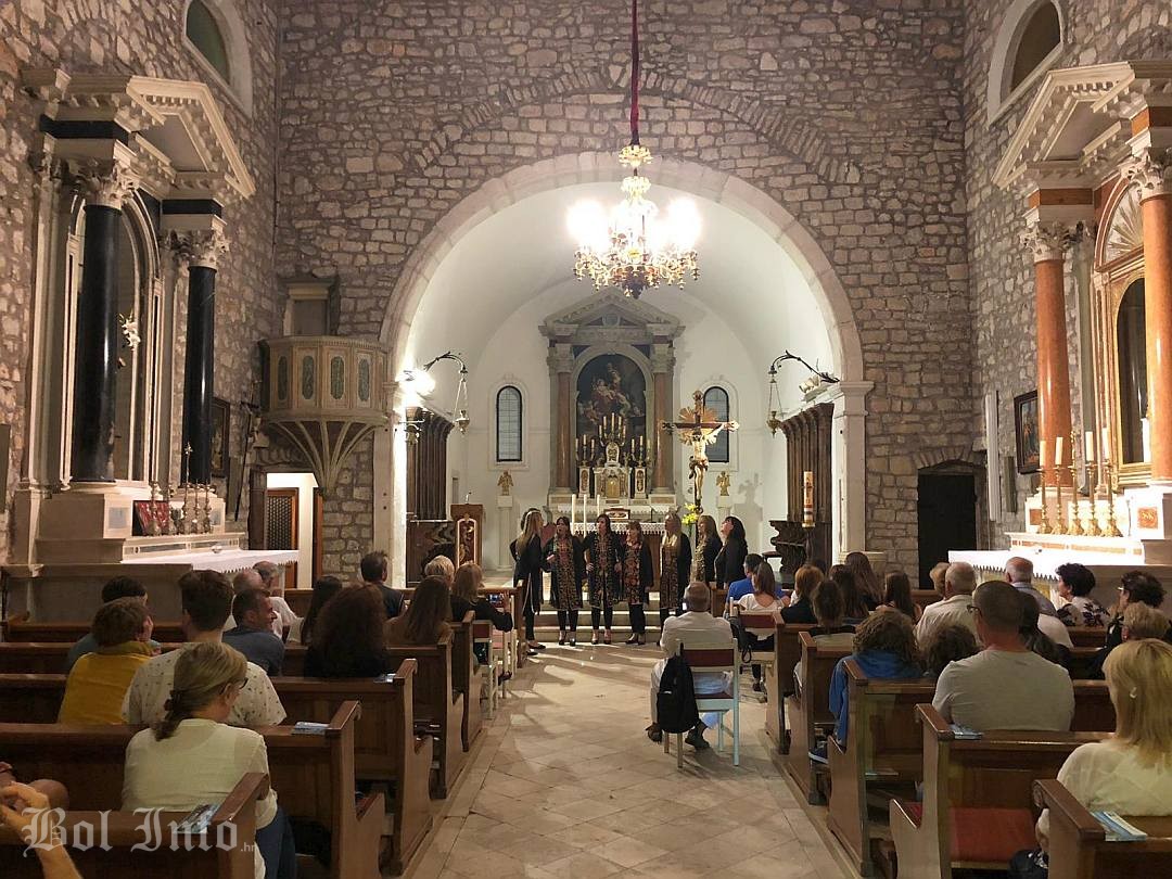 Klapa Valovi iz Argentine i bolska klapa Veras na koncertu u crkvi