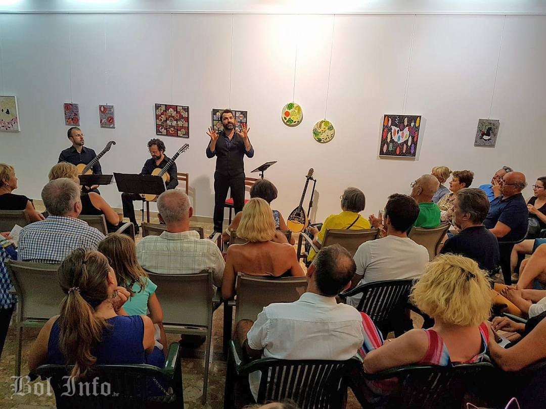Predivan mediteranski koncert tenora uz gitare sinoć u Domu kulture