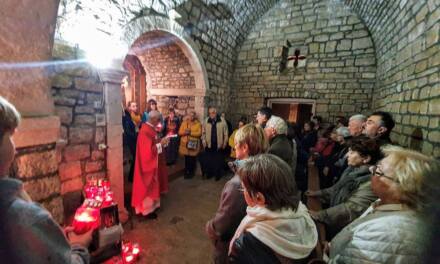 Molitvom i misom unatoč nevremenu u Bolu dostojanstveno odana počast žrtvi Vukovara i Škabrnje