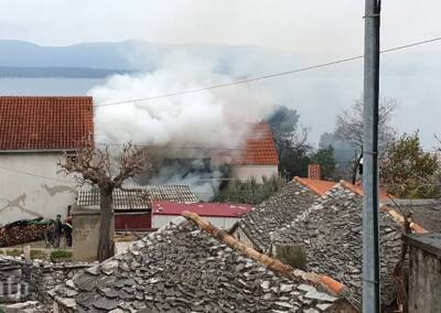 Požar na Poljani - Izgorilo krovište i sprema stare kuće