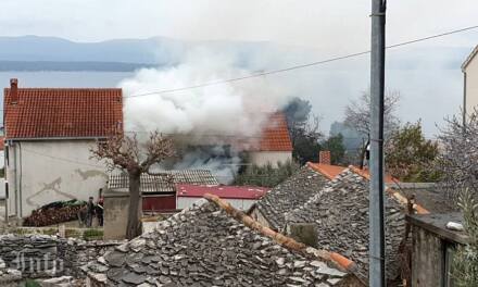 Požar na Poljani – Izgorilo krovište i sprema stare kuće