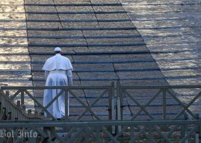 Papa Franjo na sablasno praznom Trgu Sv. Petra vodio izvanredni 'Urbi et Orbi'