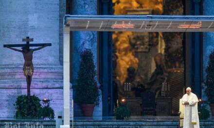 Papa Franjo na sablasno praznom Trgu Sv. Petra vodio izvanredni ‘Urbi et Orbi’