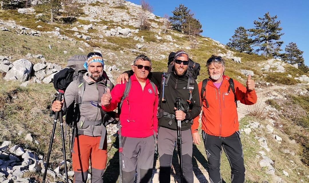 Legendarni Stipe Božić podržao humanitarnu akciju „1100 kilometara za 1100 terapija“ i pridružio se planinarima na Biokovu